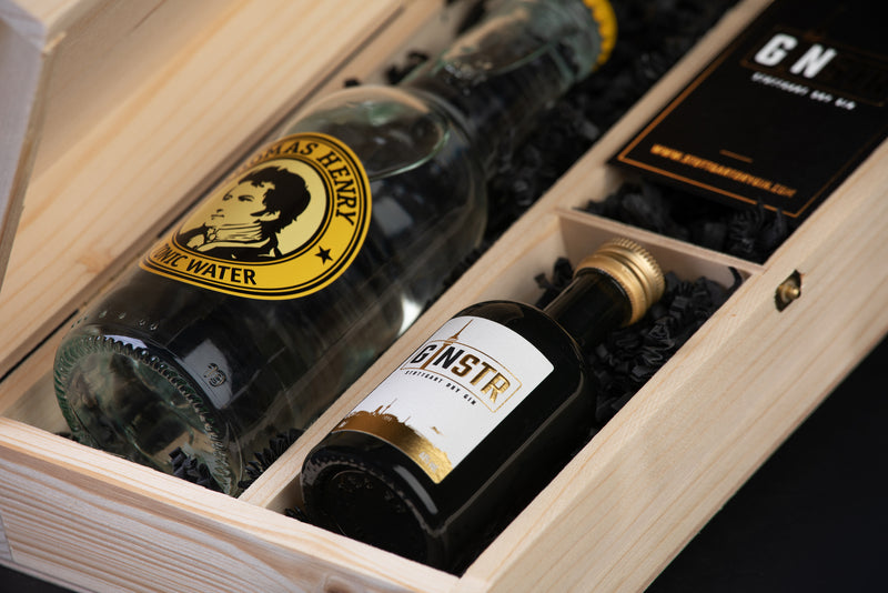 Die GINSTR Tonic Box (mit GINSTR Miniaturflasche)